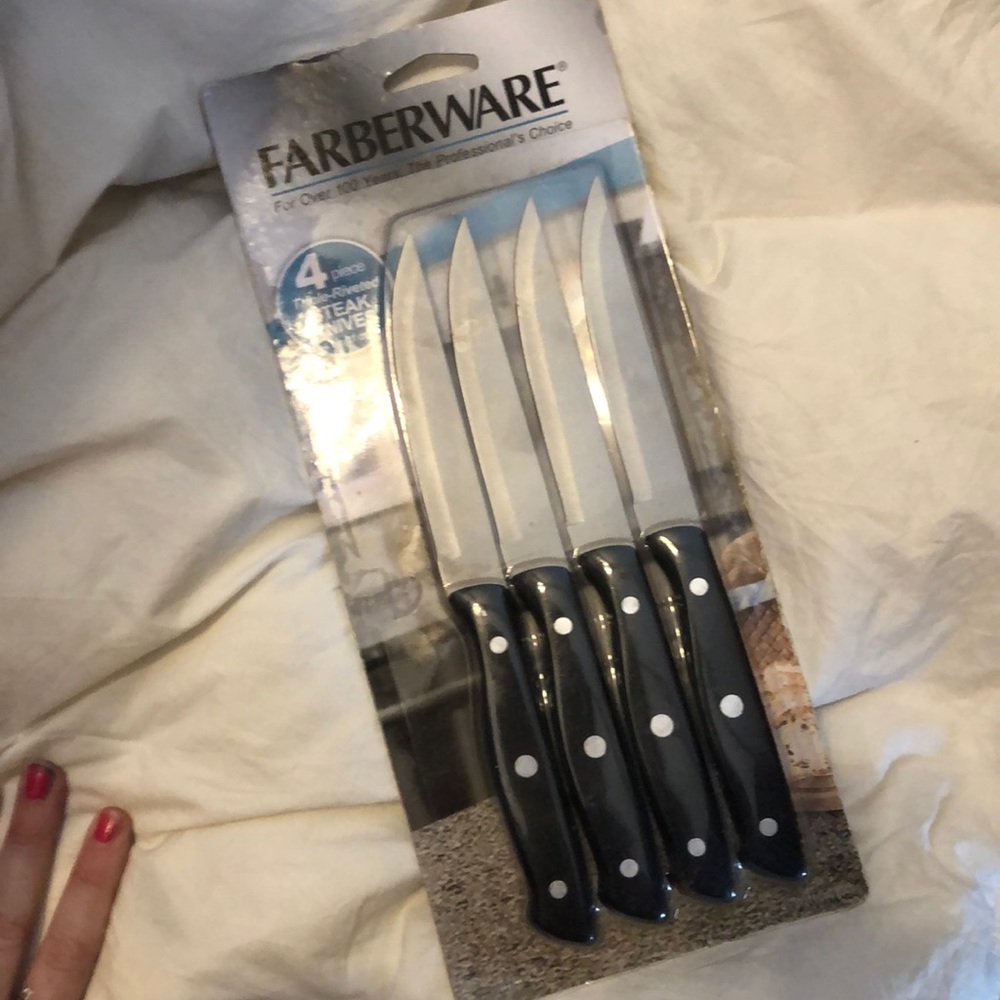 New- set of 4, steak knives